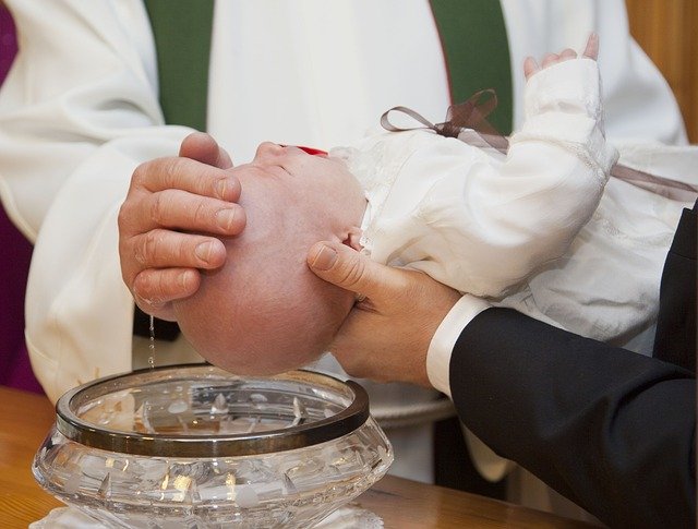 Il Battesimo: chi tiene il bambino?