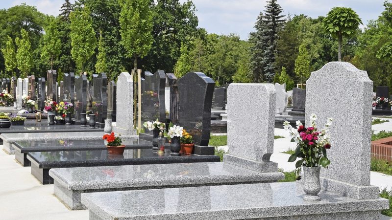 Lapidi a terra in granito: una nuova tendenza per il tuo funerale